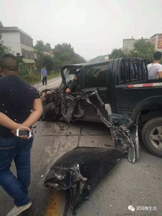 悲剧,又是车祸!武冈邓元泰路段发生车祸,车头粉碎,司机被卡!