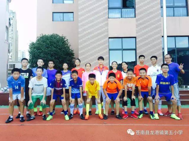 吴冰霞与实验中学足球队合影留念