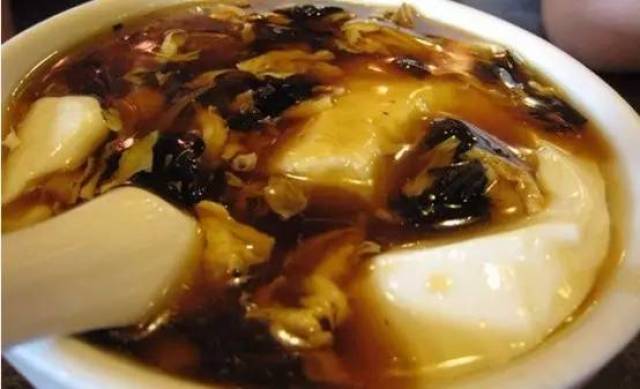 从豆腐的本质上讲,天津人认可的"老豆腐",实际上是老嫩相宜的豆腐,而
