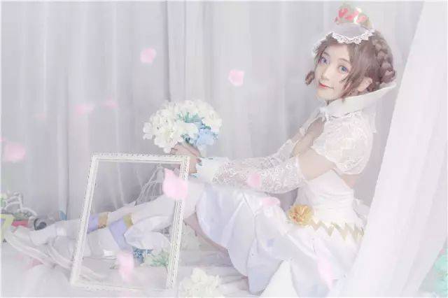 「王者荣耀」cos超美腻的纯白花嫁小乔,只是这胸