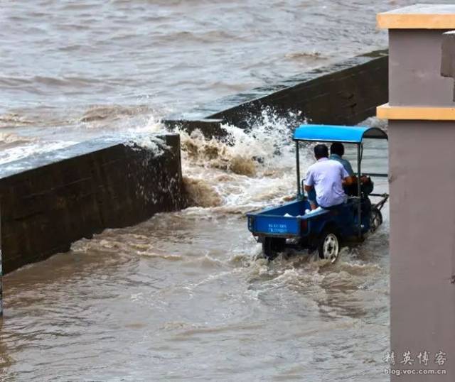 海水倒灌道路,小三轮车小心翼翼的行进.