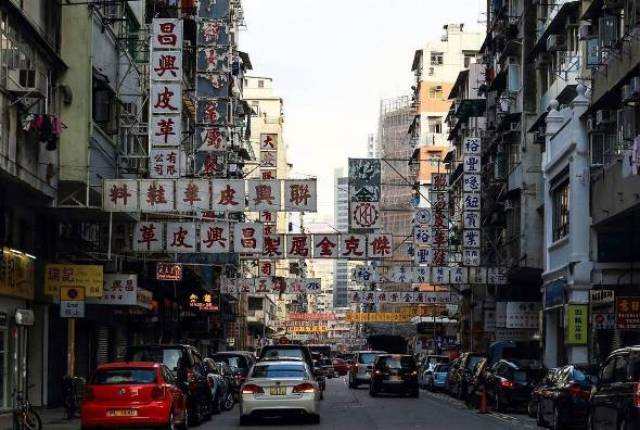 密集错乱的招牌,人来人往的市集……就像九十年代香港电影街头的画面