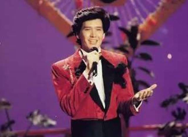 1987年在央视春晚的舞台上演唱了《冬天里的一把火》,《故乡的云》