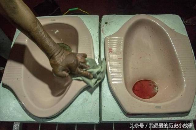 实拍印尼"厕所餐厅":马桶为椅,蹲便器就餐