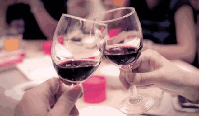 对于红酒来说,温度是最关键的,因此举杯的时候,端酒杯的姿势就显得尤