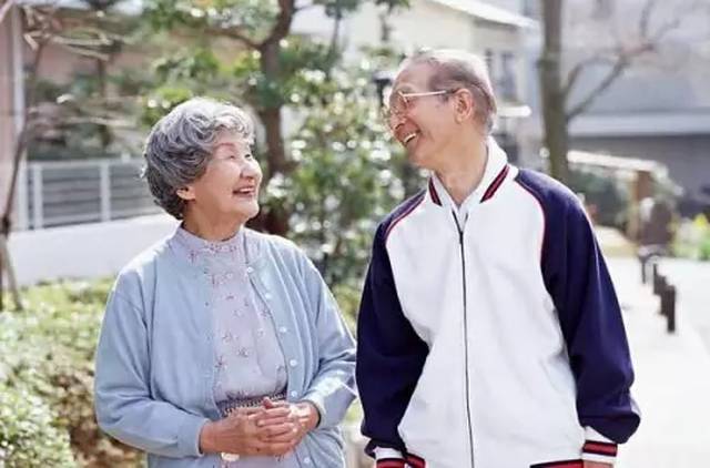 谁不愿被世界温柔以待?中外养老制度对比,告诉