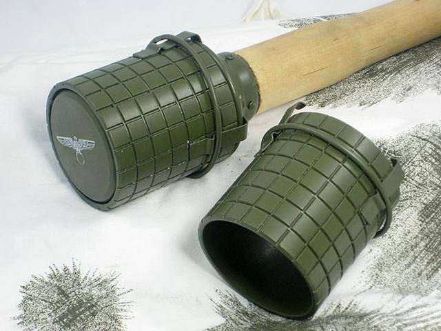 德国m24型柄式手榴弹-扔出去能砸断腿的铁疙瘩"威力相当于核弹"