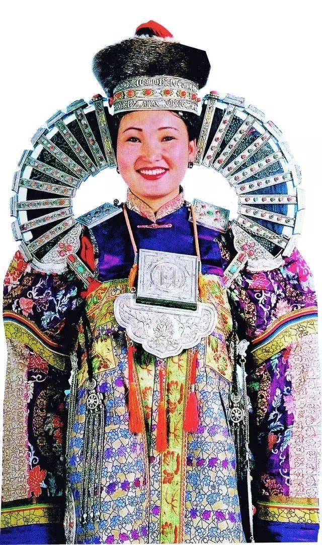 女人有钱戴在头上,男人有钱用在马上——蒙古族头饰