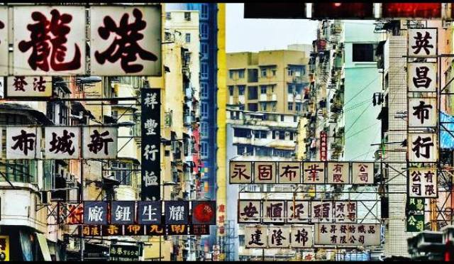 密集错乱的招牌,人来人往的市集……就像九十年代香港电影街头的画面