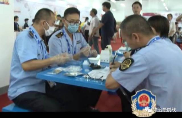 调味品展区摆卖染发剂、进口食品无中文标识…