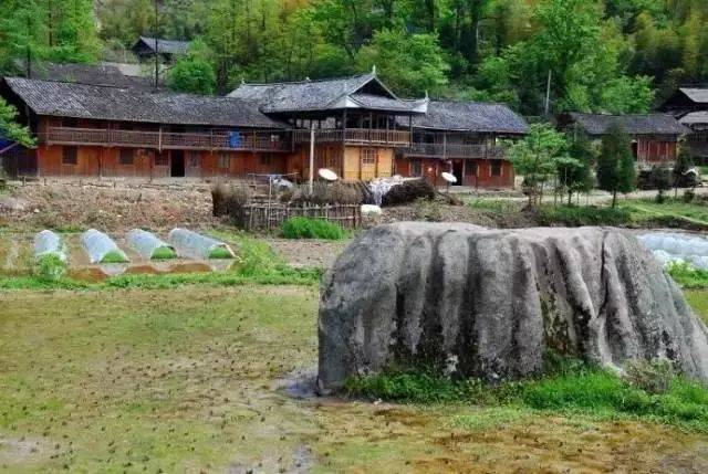 地址:湖南省永州市江永县兰溪瑶族乡勾蓝瑶寨古村 2.崇木凼村