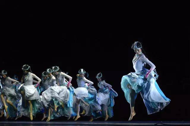 袅袅圣洁的藏族女子群舞《天浴》