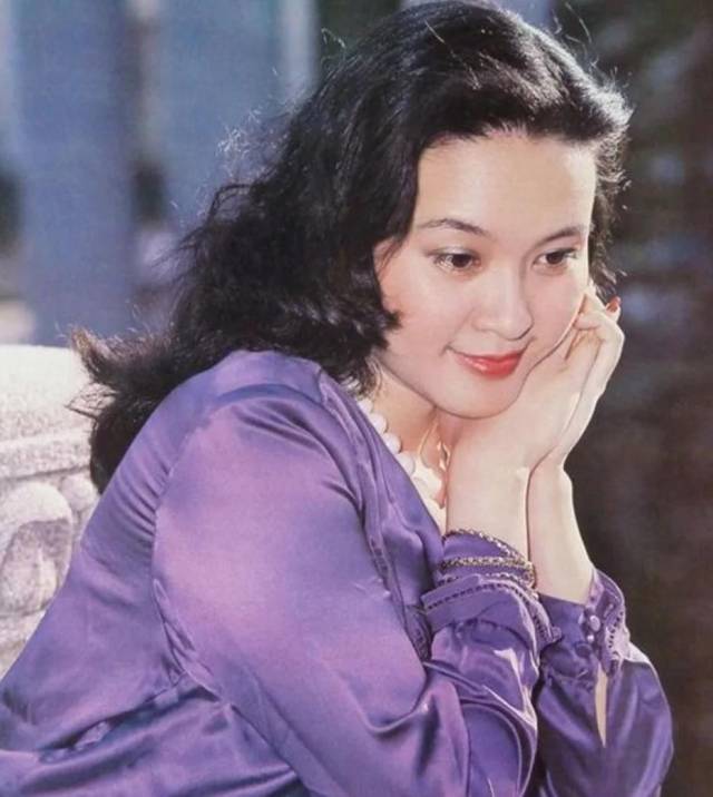 何洁,彝族,1986年3月25日生于贵州贵阳,中国内地流行女歌手,影视演员