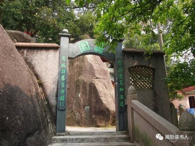 松冈岩即崇光岩也,在黄岐山西,石上有榕树,岩有二洞,有石门,内有佛像