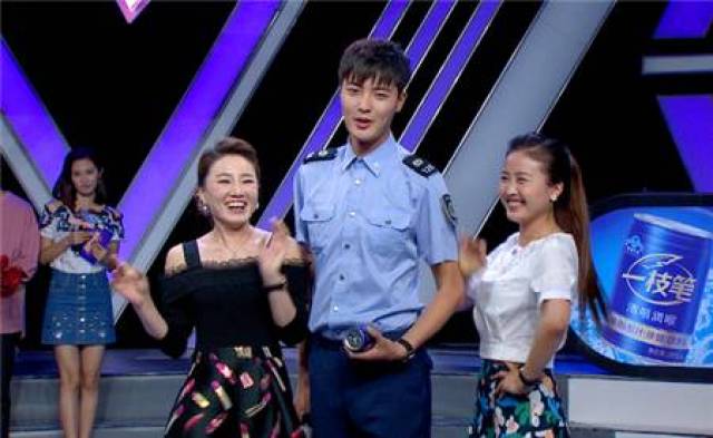 马翠霞和大明星最帅的韦懿同台表演 能否擦出"爱"的火花?