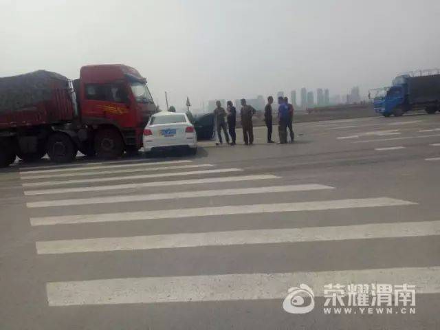 突发:渭南310国道发生惨烈车祸,大货车和小轿车相撞.