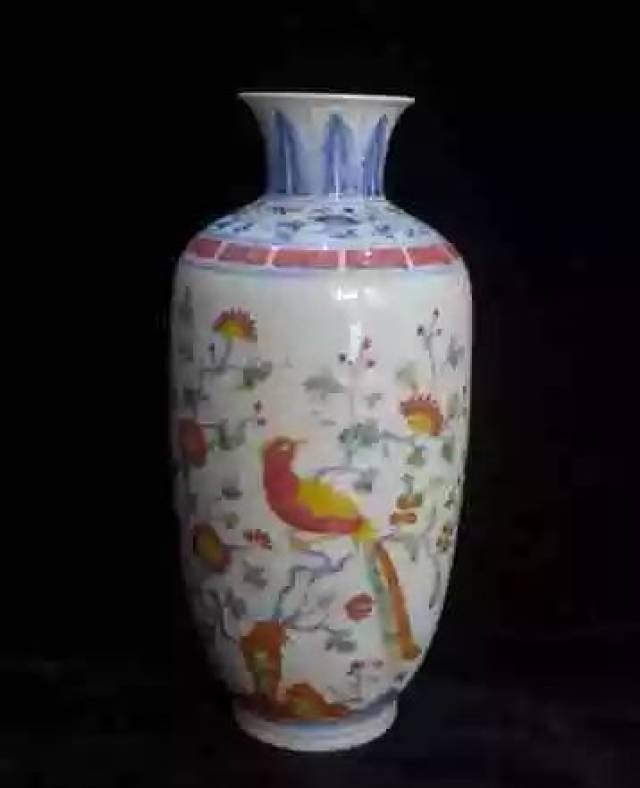 明成化素三彩龙纹瓶