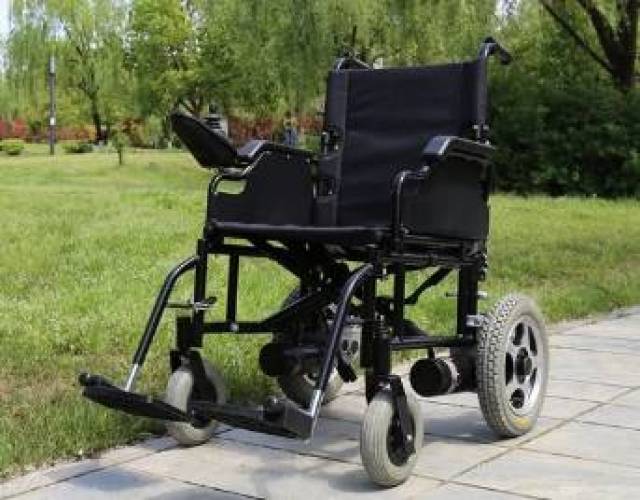 一般仅作为代步工具的使用对象要选择 折叠轻便的轮椅.
