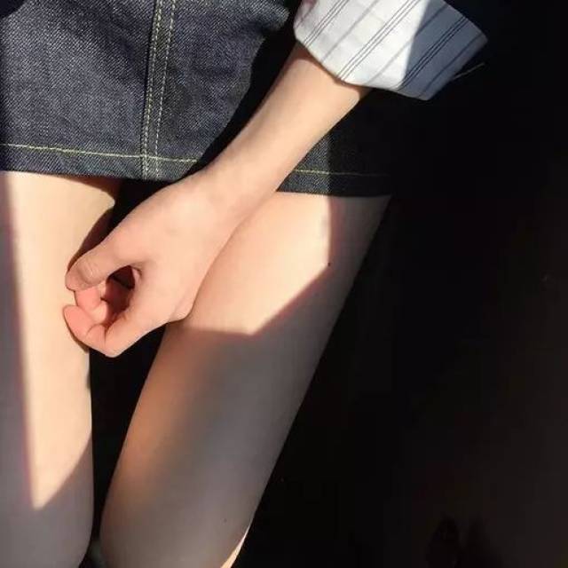 男瘦子抱女胖子猜四字成语_女胖子压男瘦子表情包(2)