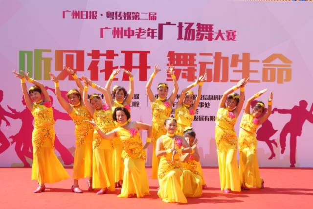 首先出场的景泰夕阳红舞蹈队带来舞蹈《中国吉祥▼