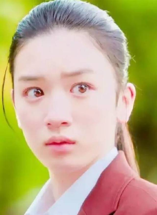 小编对永野芽郁的印象一直停留在这张照片里,胖嘟嘟的脸,一双炯炯有神