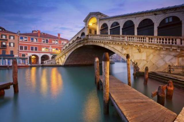 rialto bridge (venice, italy) 里亚托桥 在威尼斯有400多座桥