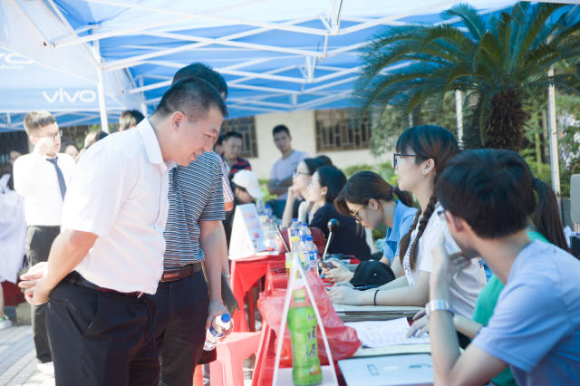 学校党委副书记许晓珠非常关心新生报到的情况,顶着烈日亲临河滨校区