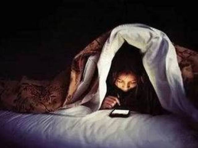 或者晚上睡觉前习惯性的关灯躺床上玩手机,打游戏,感觉自己困得快要睁