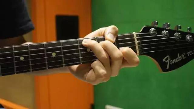 此握法较特别的是,手掌虎口至食指后段处会变成稳固吉他的"支点".