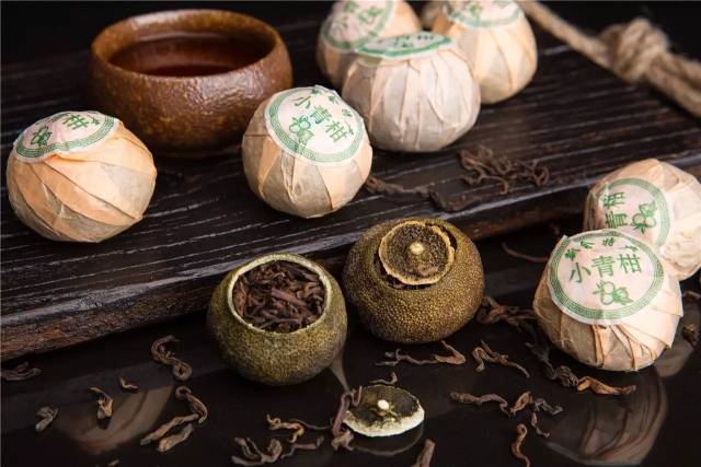 由于两者均由陈皮制作,故小青柑茶能很好的将陈皮月饼中的陈皮甘香