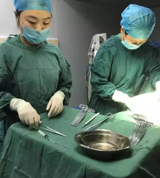 周口妇产医院手术室配备千级层流手术室,采用层流超净装置,使气流从