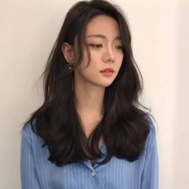 发型| 中长微卷发,今年最火的发型就是它了!