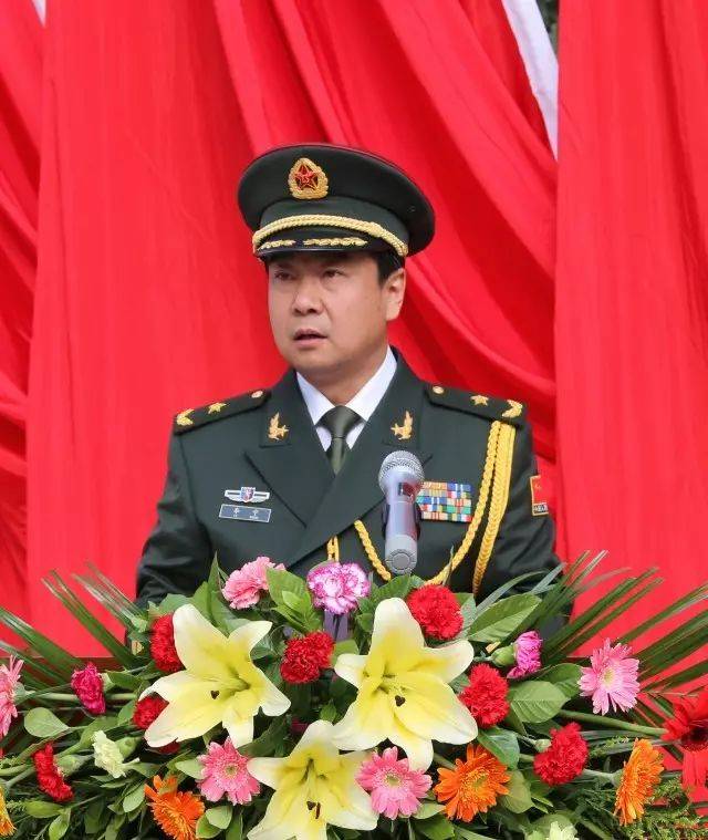 随后,省军区李宁政委宣读了2017年度转业命令.