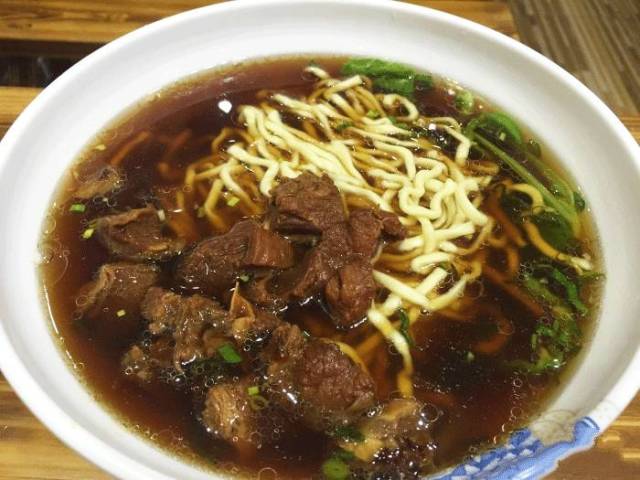 牛肉老卤面,牛肉入味,不干不柴,最主要是面条,是正宗老卤面的味道