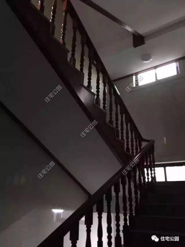 瓷砖楼梯面搭配木质的扶手,稳重的格调增加空间的层次感,日常生活中