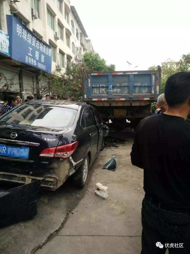 伏虎明珠广场一小车追尾大货车,小车受损严重