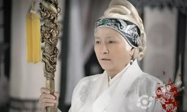 以至于多年后又拍《杨门女将》电影时,佘太君的最佳人选还是郑佩佩.