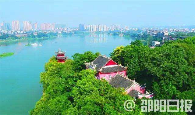 在邵阳美丽的资江河畔