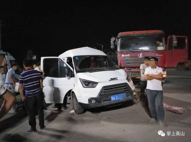 夜晚(21:40)左右,位于英山和谐路时光隧道入口处,发生一起交通事故