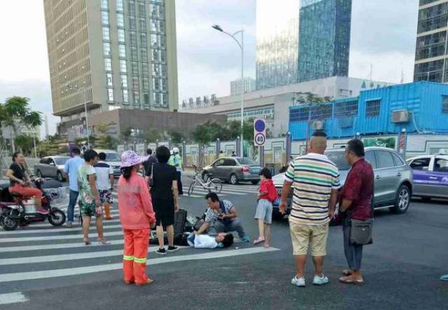 厦门外卖小哥车祸频发!网友:背后的心酸谁懂?