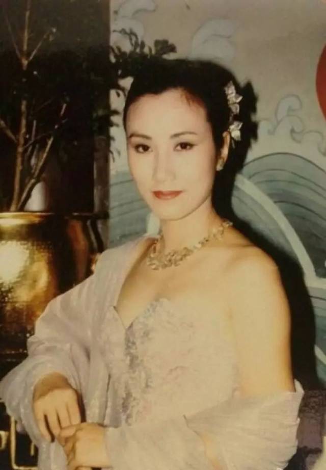 她是汪明荃, 是当年香港最特立独行的美人, 也是那些时光里的一代