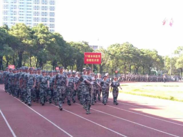 长沙医学院红十字会为新生军训提供了医疗保障服务,为学生的健康保驾