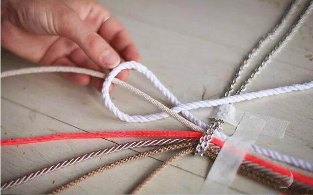 是不是很简单呢,你也可以动手做起来哦~ diy穿绳项链 做一个像这样