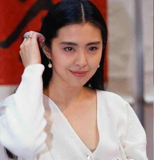 之后整容的消息 据传明年王祖贤将全面复出,很多网友没有欣喜,反而一