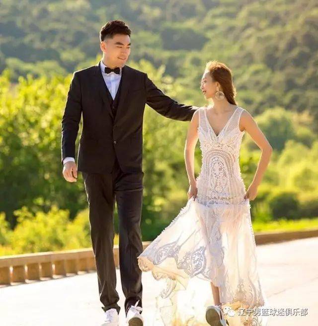 李晓旭刚刚随队拿到全运会冠军 众多队友也纷纷出席 此前他结婚的