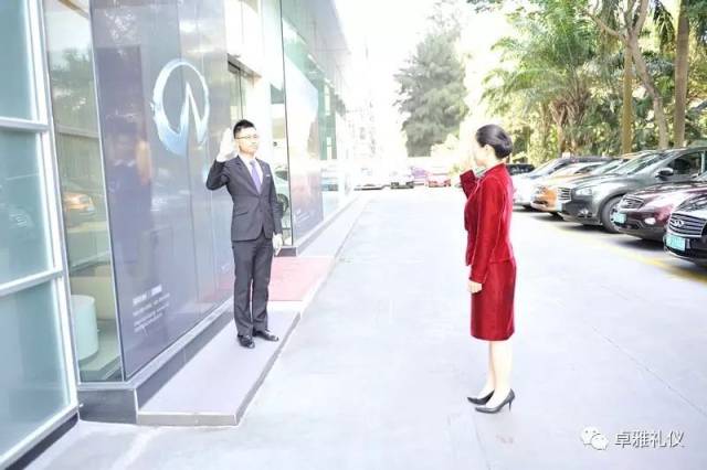 上图:卓雅礼仪创始人贾惠女士在英菲尼迪礼仪项目辅导场景 礼貌道别