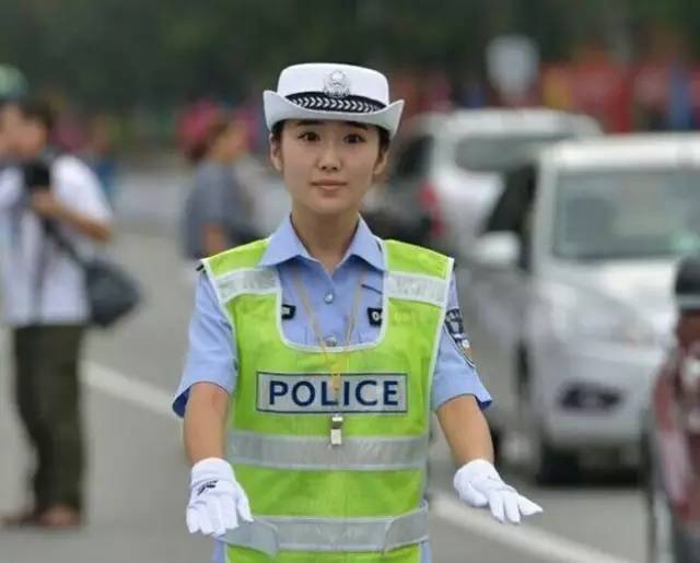 不光是中国美女交警漂亮,国