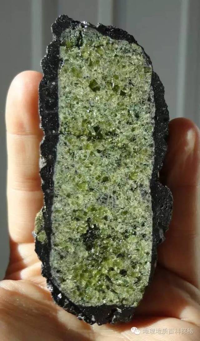 橄榄石:不只是宝石,据说夏威夷的某个海滩上遍布这种矿物