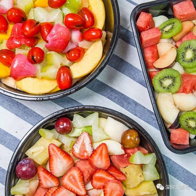 我们选的这款分享套餐是应季水果搭配,由12款水果组合,足够