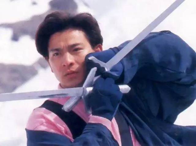 1993年,主演刘镇伟执导的浪漫剧情片《天长地久》,刘德华与刘锦玲和